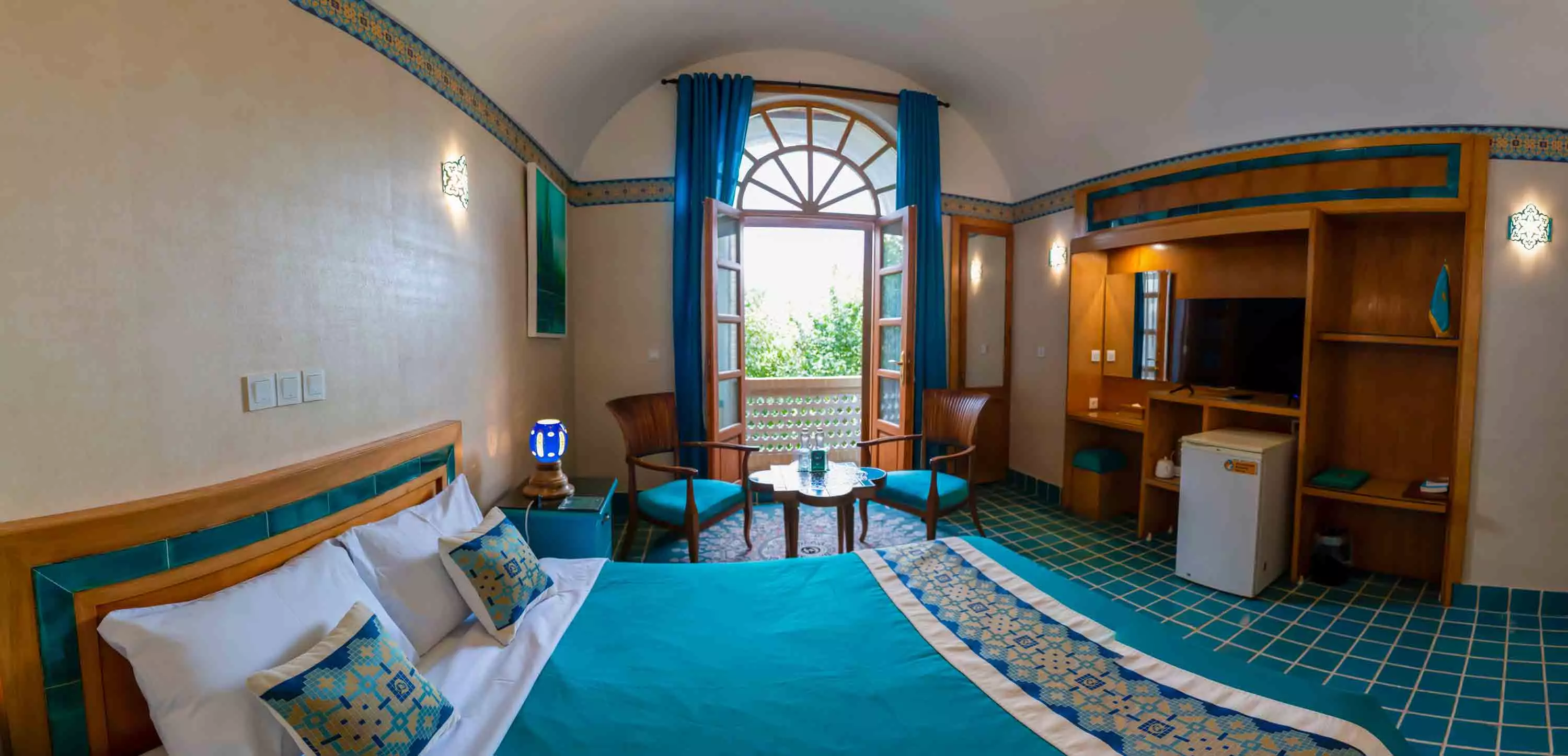 Alibaba https://cdn.alibaba.ir/ostorage/hotel-accommodation-images/686d2984a1e6f83605b73c88_دبل بالکن دار رو به خيابان.webp